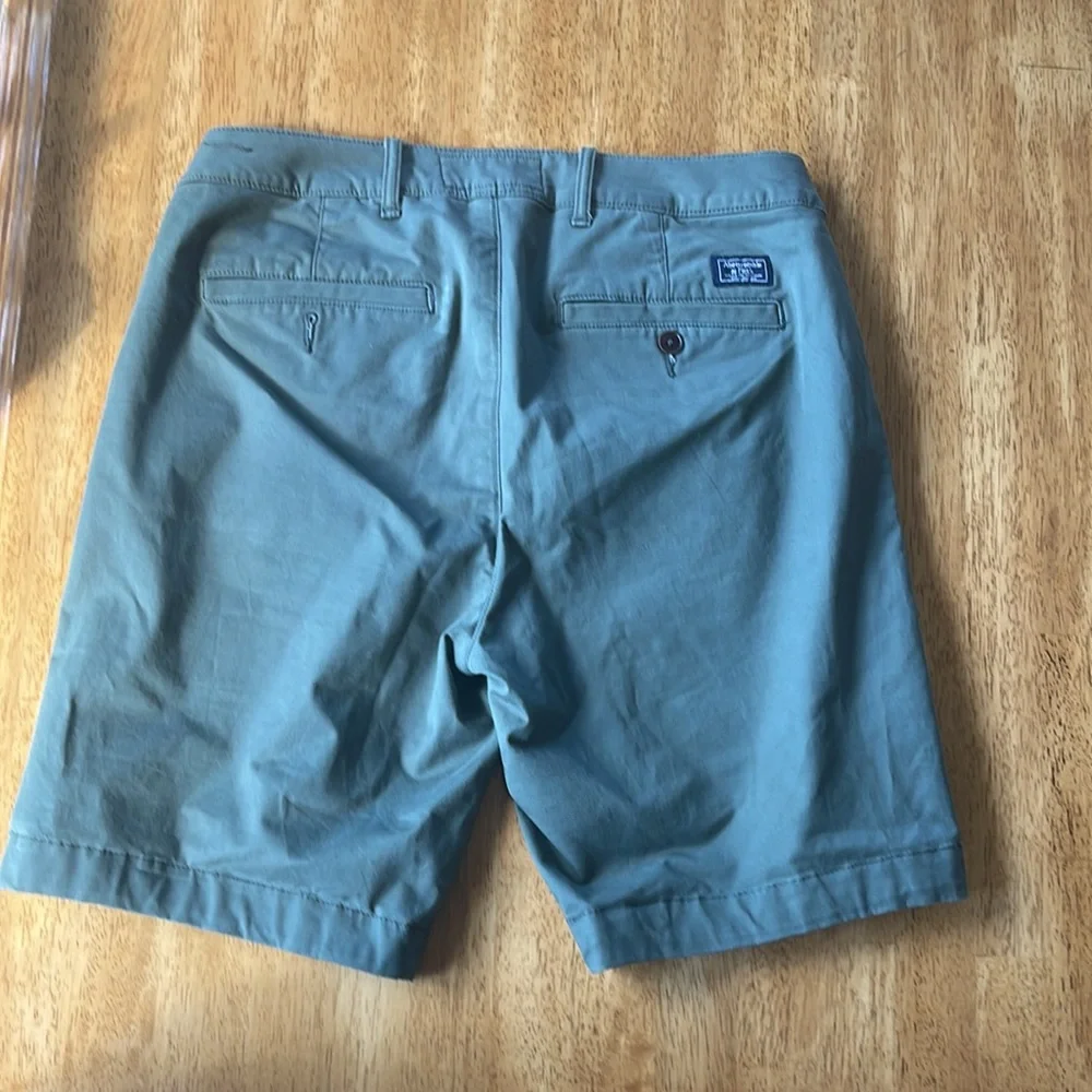 Abercrombie and Fitch, 30w x 8“ length  stretch men’s chino shorts - Picture 2 of 3